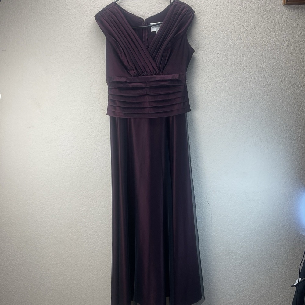 David's Bridal Size 8 Deep Plum Sleeveless V-Neck Pleated Long Bridesmaid